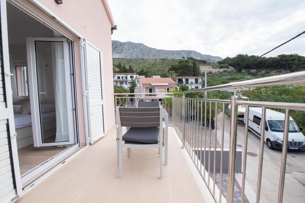 Charming Duce Omis