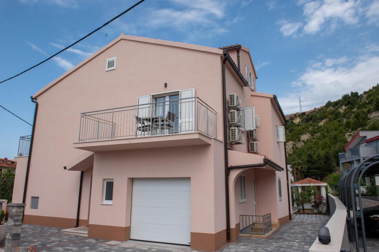 Charming Duce Omis